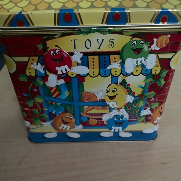 M&M vintage 1996 collectors tin.  No candy in side in great condition. - Picture 3 of 4